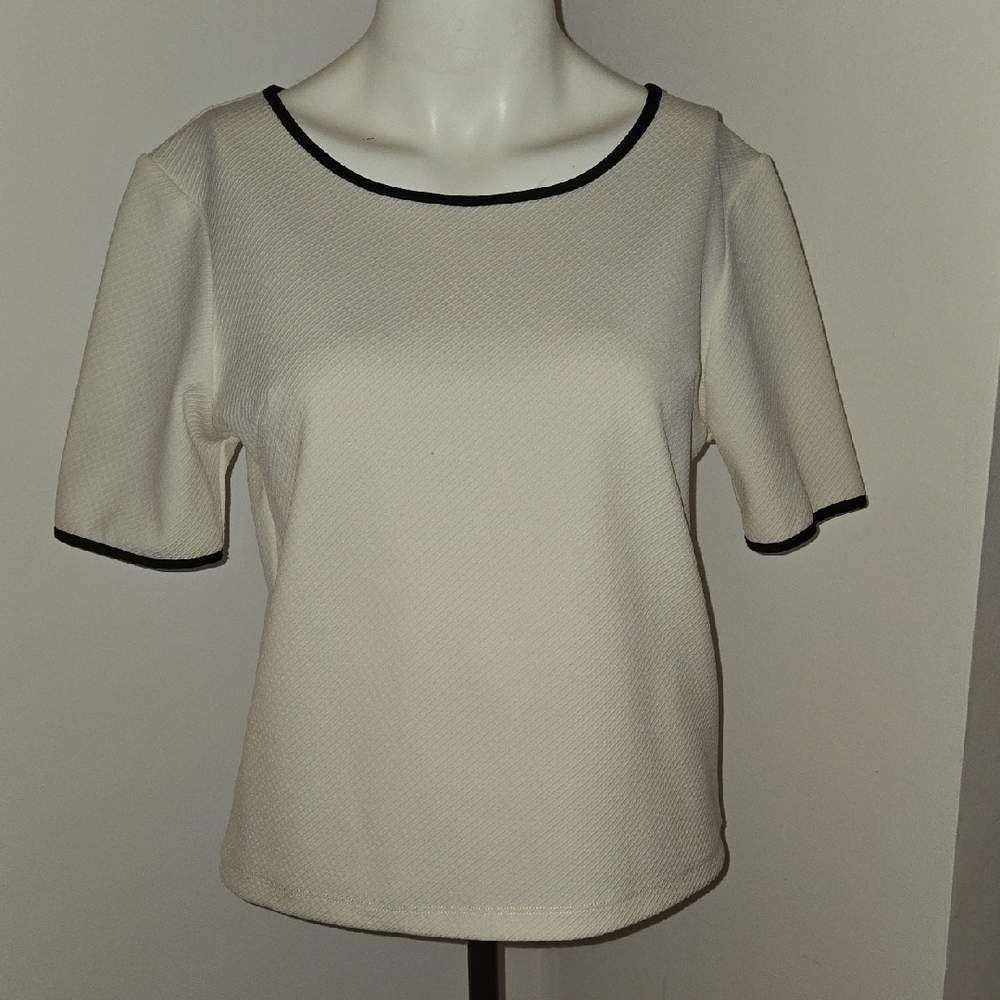 Chic White Women's Short Sleeve Top